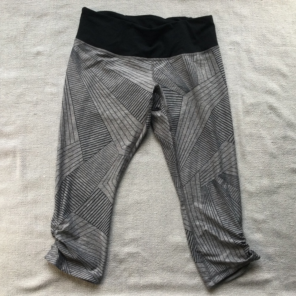 Brooks gray and black crop size medium